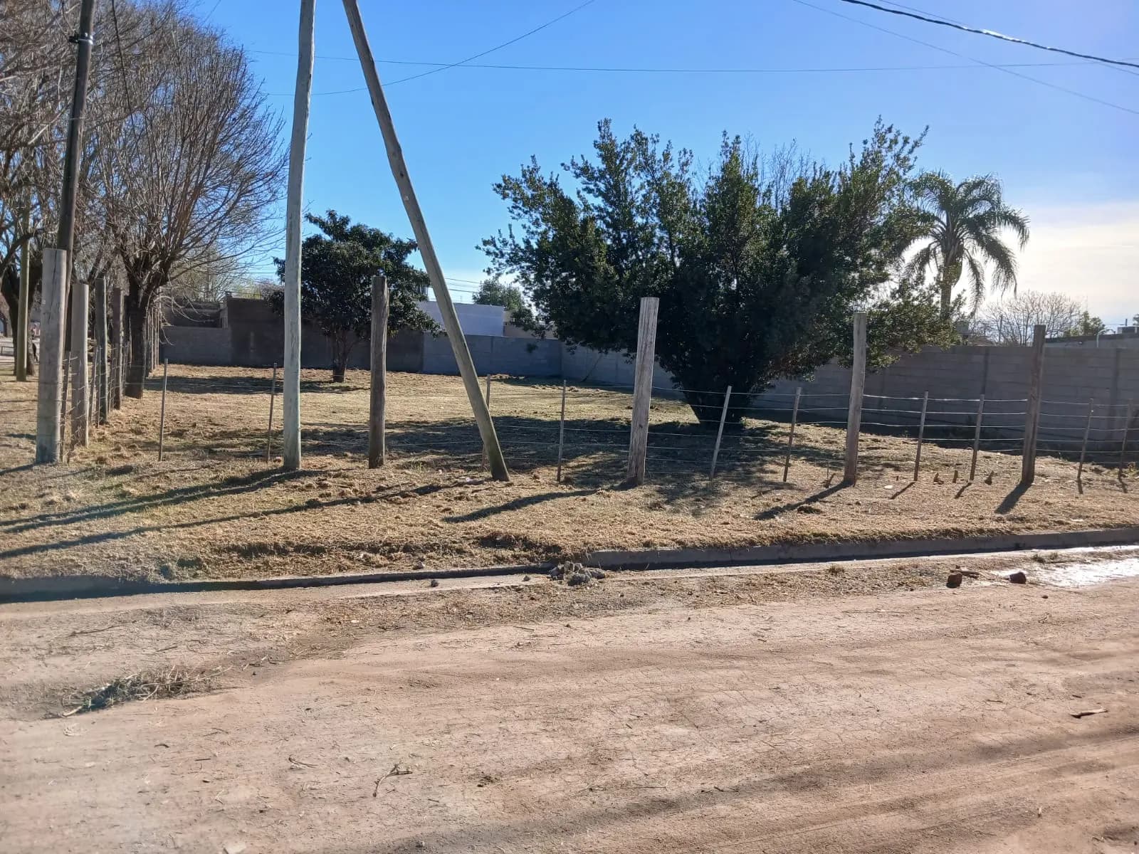 Lote en esquina desmalezado con alambrado